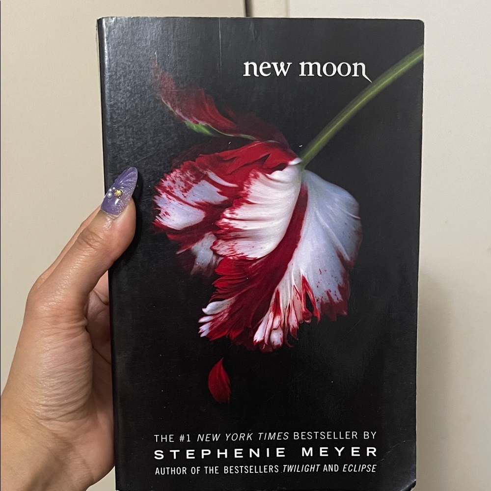 New Moon paperback by Stephenie Meyer - Black with Red & White cover